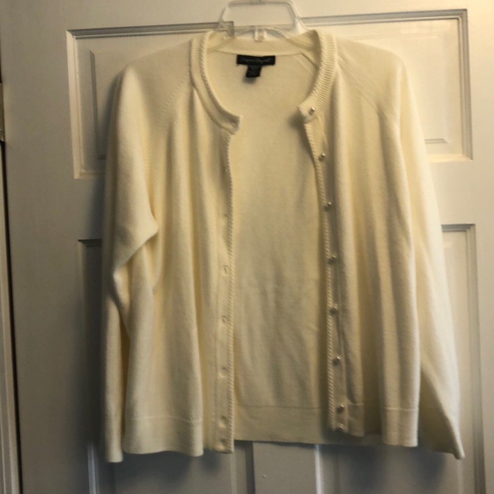 Cardigan with pearl like buttons